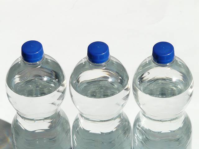 Plastične boce: Korisne, nužno zlo ili bi ih trebalo zabraniti?