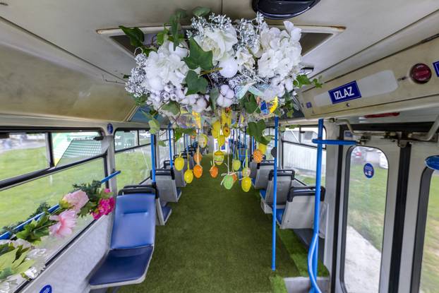 Tramvaj ukrašen Uskrsnim dekoracijama vozi po Osječkim ulicama 