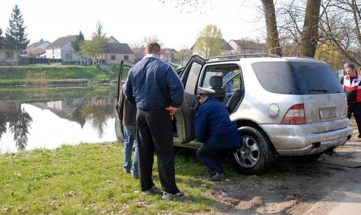 Zaboravio povući ručnu, a Mercedes potonuo u rijeci