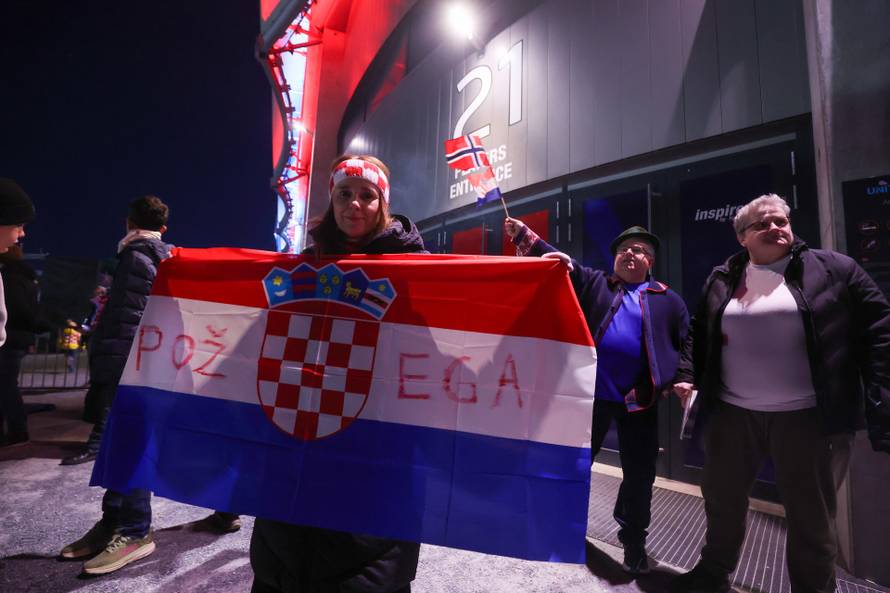 Navijači ispred Unity Arene u Oslu gdje reprezentacija ima trening