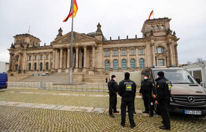 Nakon upada u Kongres, jake mjere pred zgradom Reichstaga