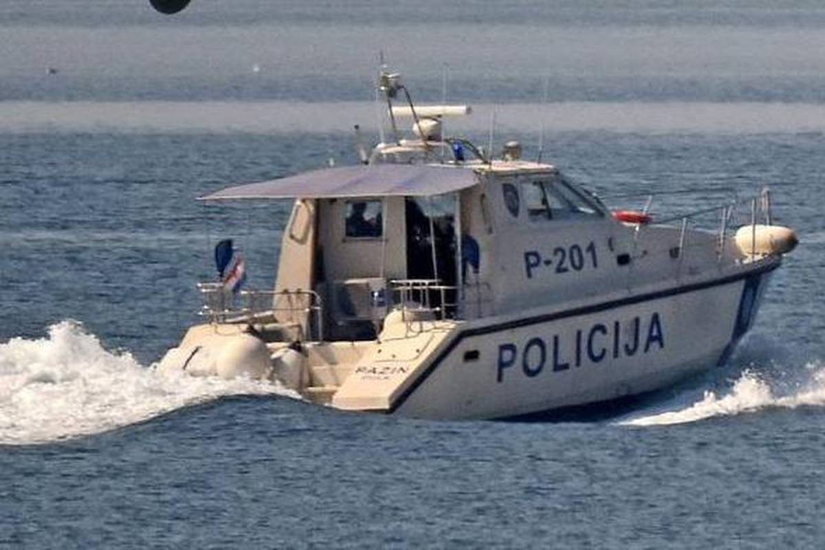 Akcija u Velebitskom kanalu: Spašavali plivača, čovjeka na 'luftiću' i turiste na gumenjaku