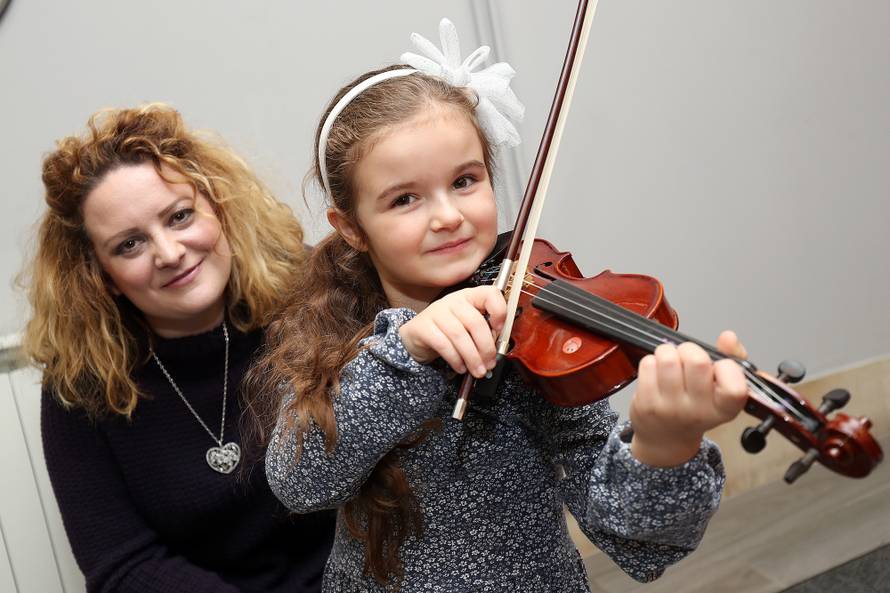 Gluhe uči svirati violinu: Njima je promijenila život zauvijek...