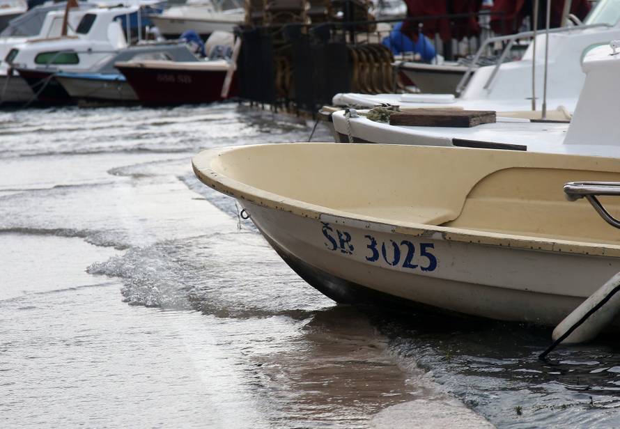 Hvar odsječen, more poplavilo ulice, u Splitu su uništeni auti