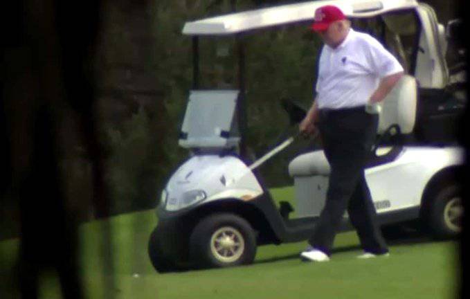 Umrlo 100.000 Amerikanaca, a Donald Trump uživa na golfu