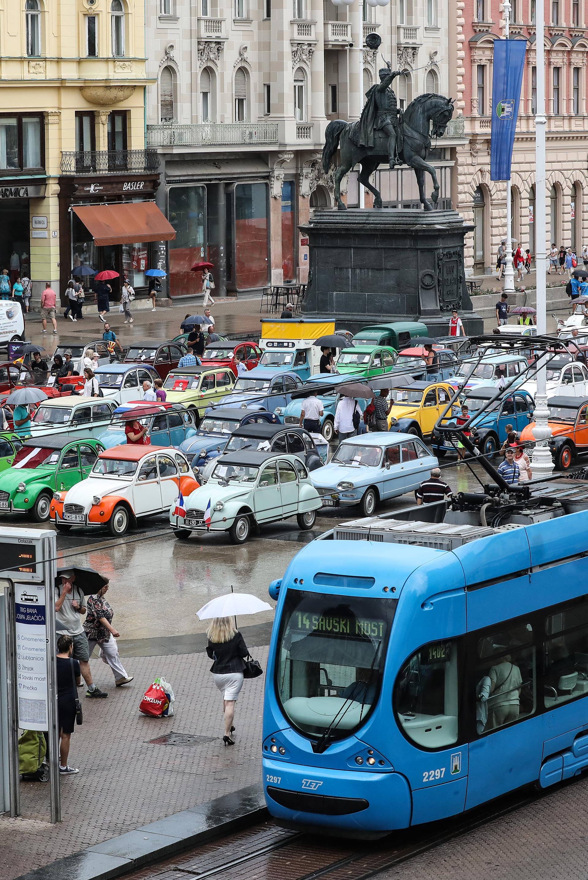 Spačeki okupirali Trg: Ma ovo je naš automobilski Woodstock