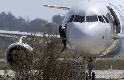 Zbog drona zatvorili aerodrom u Dubaiju, letovi preusmjereni