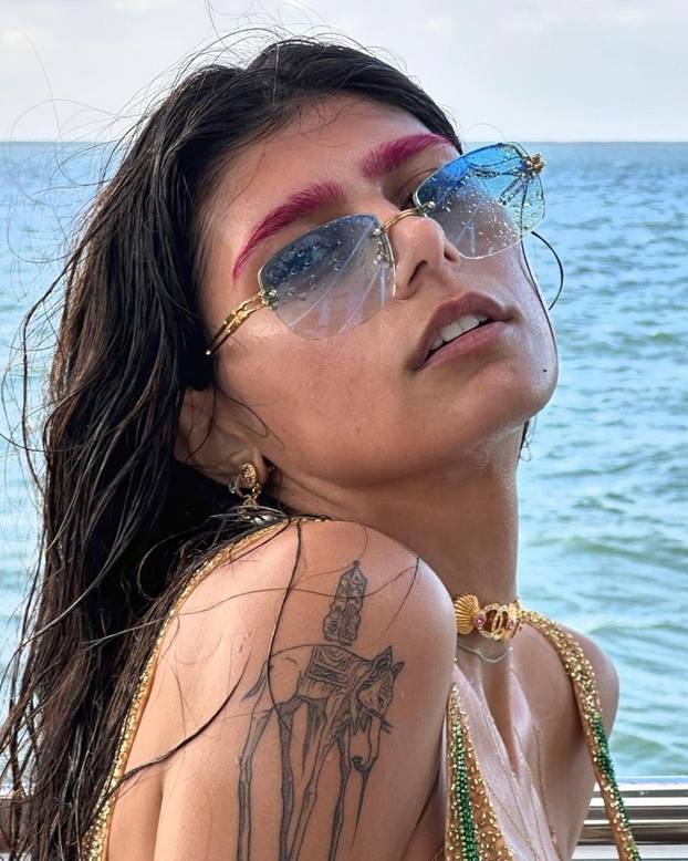 FOTO Ovo je nakit koji dizajnira Mia Khalifa: Kolekcije nazvala 'Šejtan' i 'Djevica Marija'