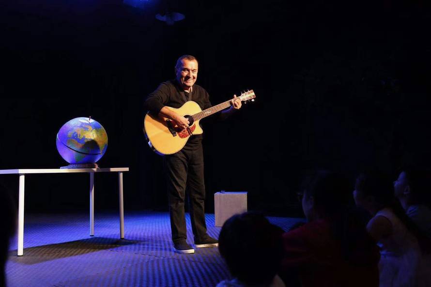 Dječaci utišavali djevojčice u kazalištu? Da, i to je moguće