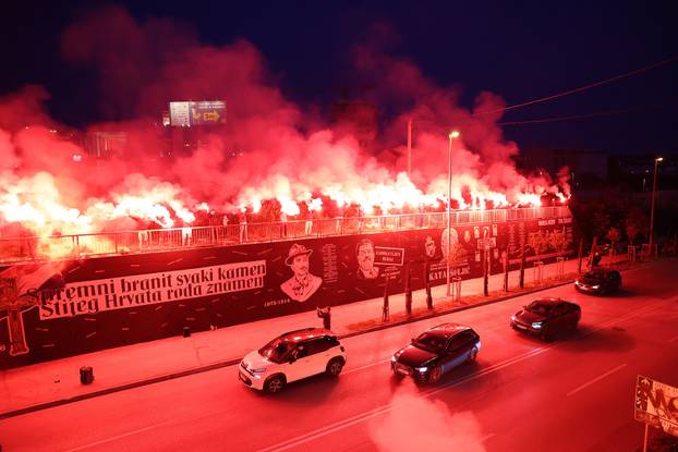 Split: Torcida i HOS zapalili bengalke povodom 35. obljetnice HOS-a