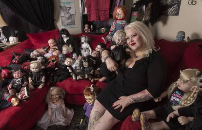Ona obožava demonske lutke, šeta ih i oblači kao prave bebe