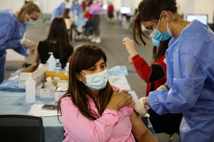 Veći razmak između doza ima bolji učinak? 'Britanci jednom dozom spasili čak 12.000 ljudi'