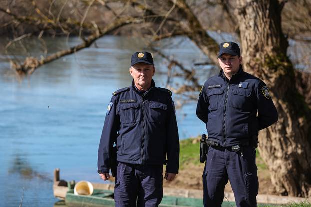 24sata Hrvatska Kostajnica: Policajci koji su prvi prona&scaron;li migrante koji su spa&scaron;eni iz rijeke Une