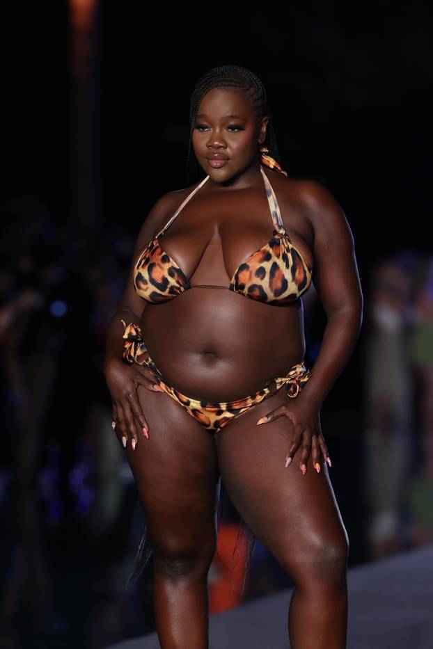 Livvy Dunne and Bethenny Frankel Sizzle on the SI Runway in Miami!