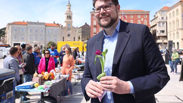 Split: Peđa Grbin podržao  humanitarnu akciju "Omiljeni cvijet Ane Rukavine"