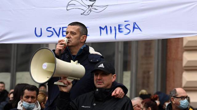 Zagreb: Transparenti na prosvjedu poduzetnika upućeni Andreju Plenkoviću