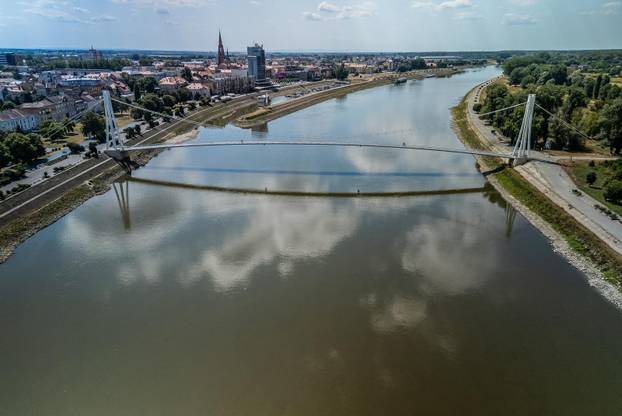Pogled iz zraka na rekordno nizak vodostaj rijeke Drave kod Osijeka