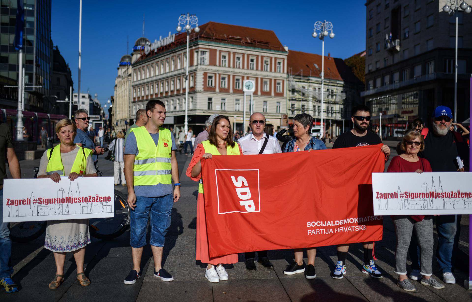 Zagreb: Prosvjed protiv molitelja koji kleče i mole trgu 