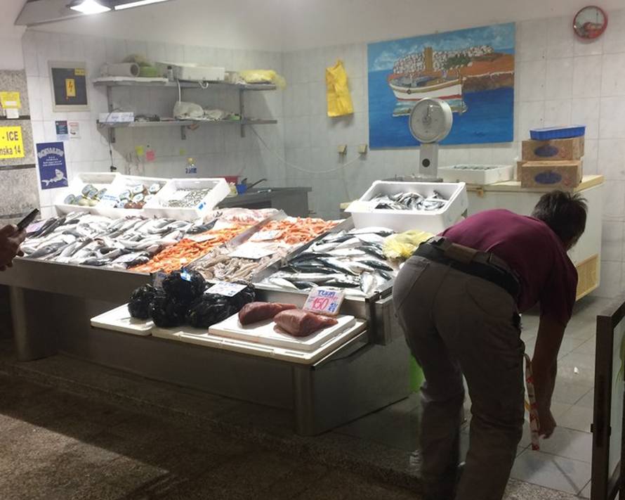 Šok na ribarnici: Prodavačicu i kćer zalila solnom kiselinom