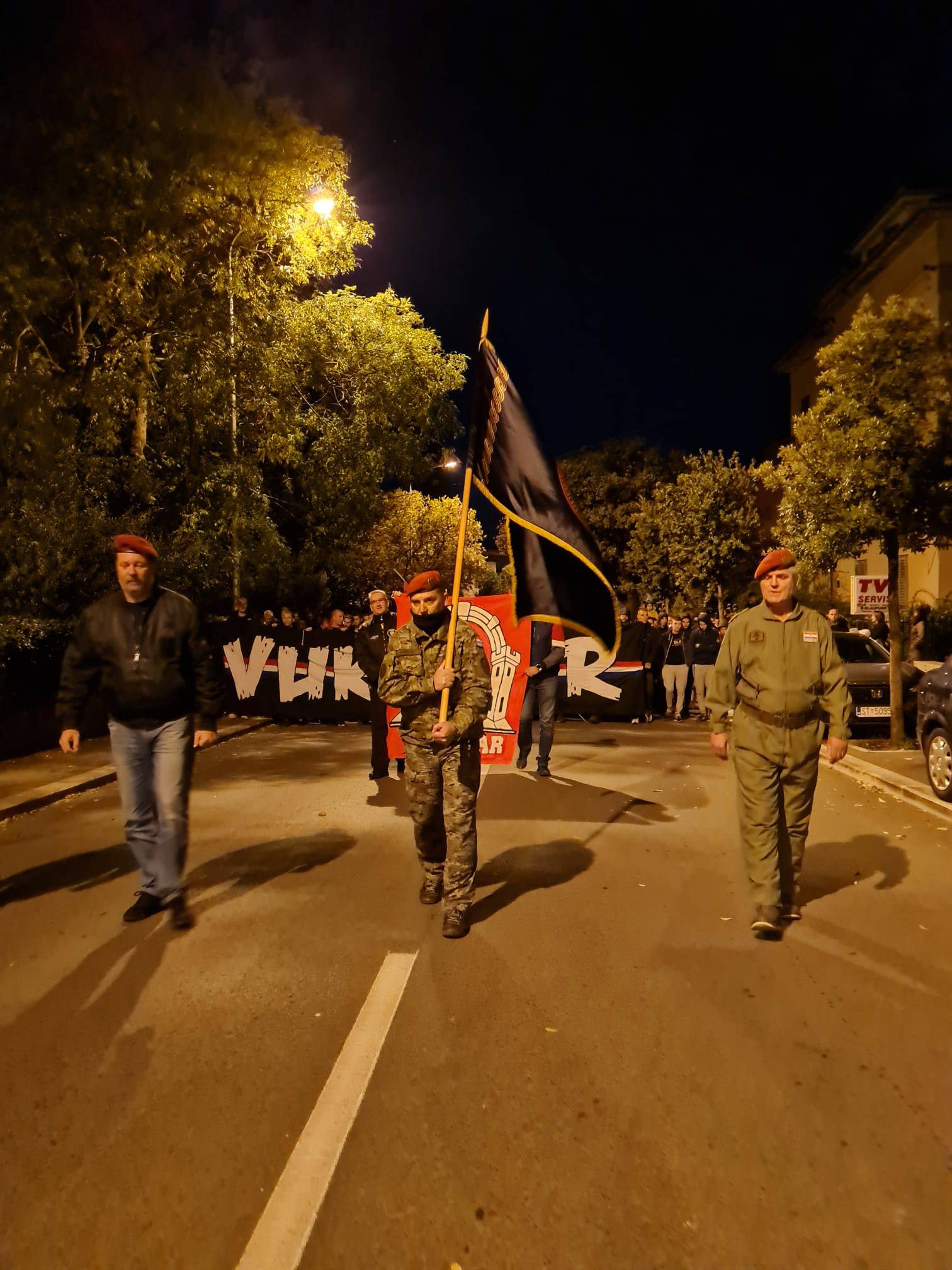 VIDEO Svjetlosna rijeka sjećanja na Dunavu, u Splitu stotine ljudi na mimohodu kroz Vukovarsku