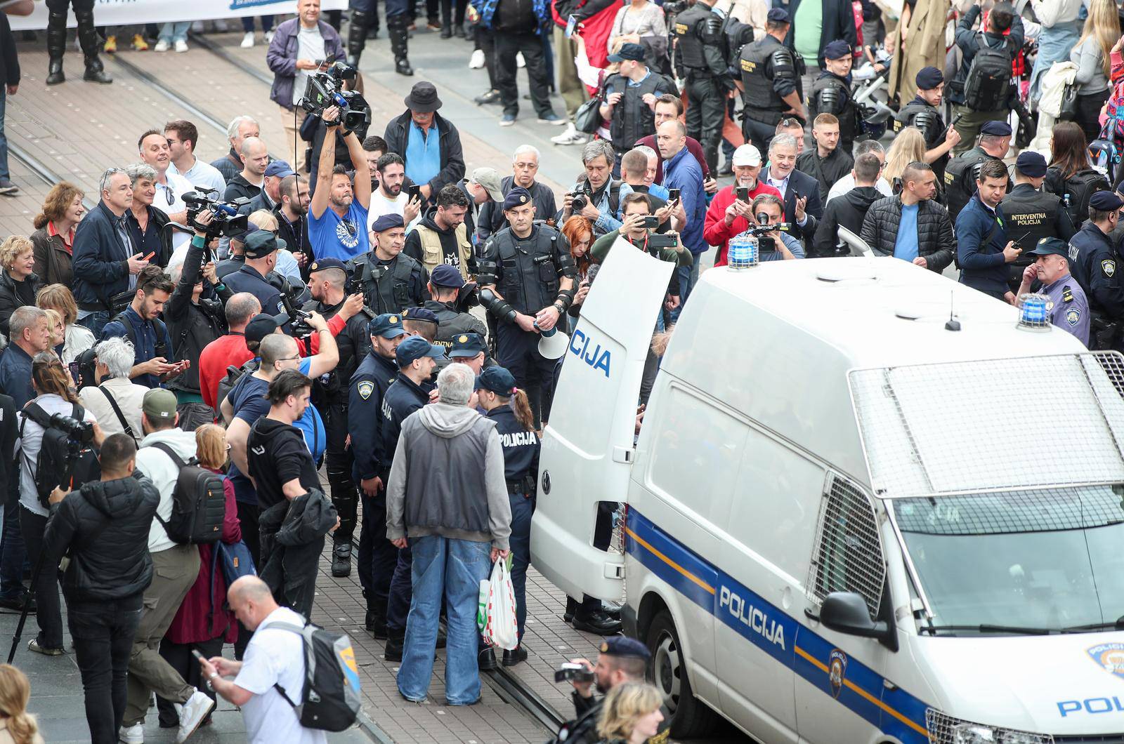 Zagreb: Protuprosvjednice blokirale Hod za život, odnijela ih interventna policija