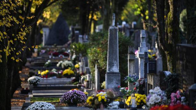 Zagreb: Povodom blagdana Svih svetih građani uredili grobove svojih najmilijih na Mirogoju