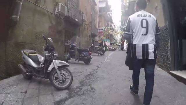 Dosta mu je života: Prošetao Napuljem u dresu Juventusa