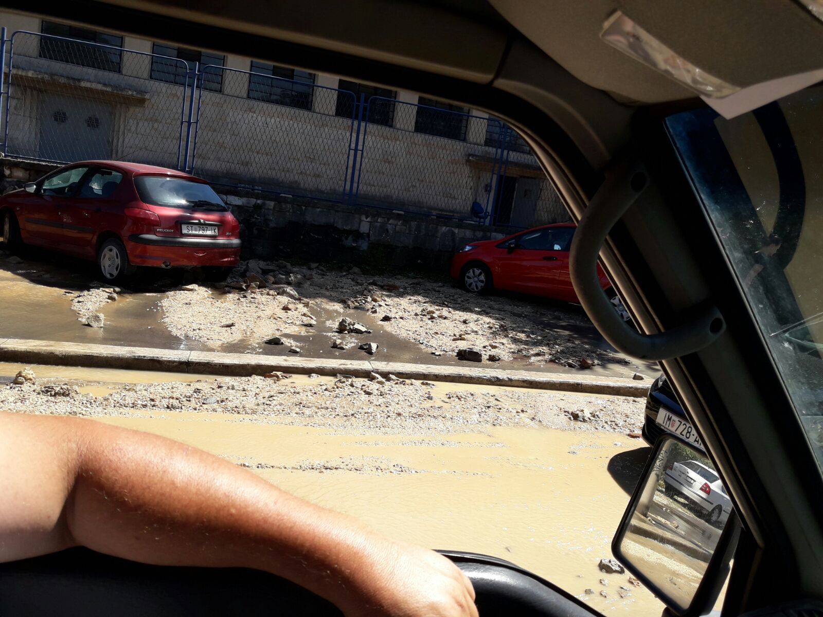 Pukla vodovodna cijev u Splitu: Ulica je pod vodom i kamenjem