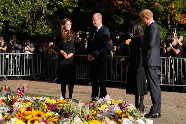 Princ i princeza od Walesa zajedno  s princom Harryjem i Meghan Markle pojavili su se na imanju u Windsoru