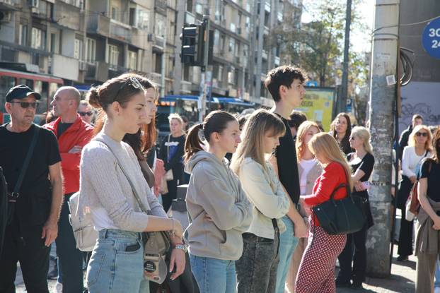 Novi Sad: U 11.52 sve je stalo, građani sa 16 minuta tišine odali počast stradalima