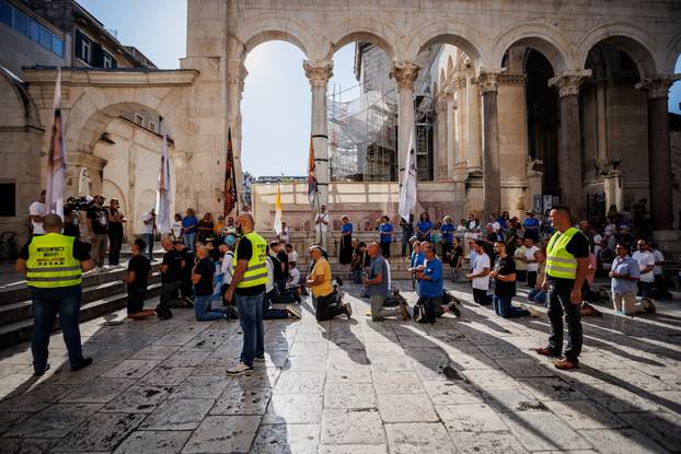 Split: Održana je molitva krunice na splitskom Peristilu