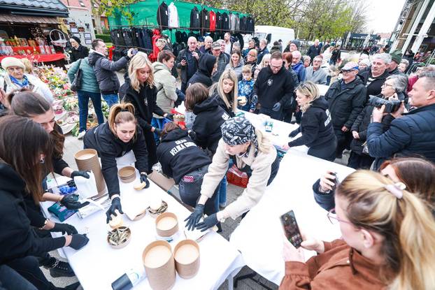 Velika Gorica: Gradona?elnik Krešimir A?kar povodom Uskrsa dijelio gra?anima prženu srdelu