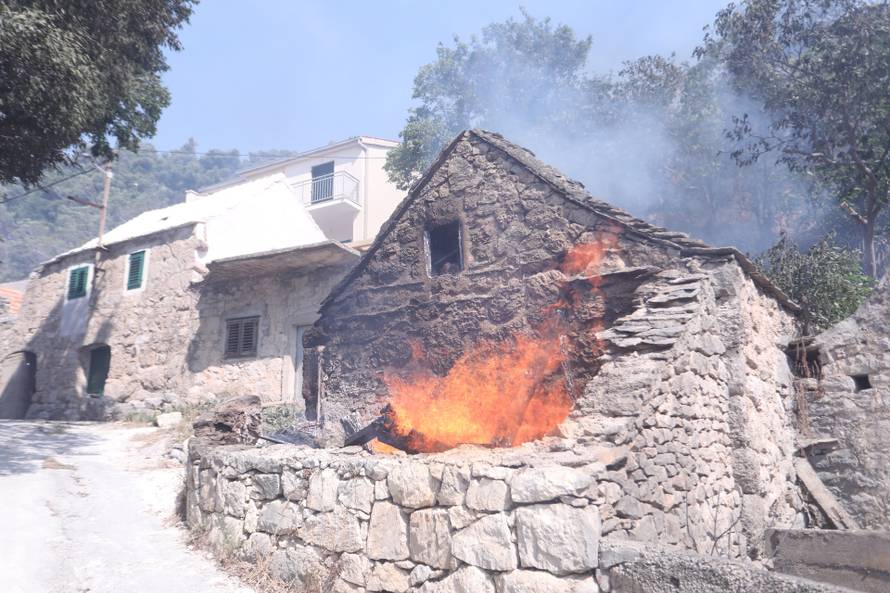 Gori kamena kuća u Pisku, mnoge druge  je zahvatio plamen
