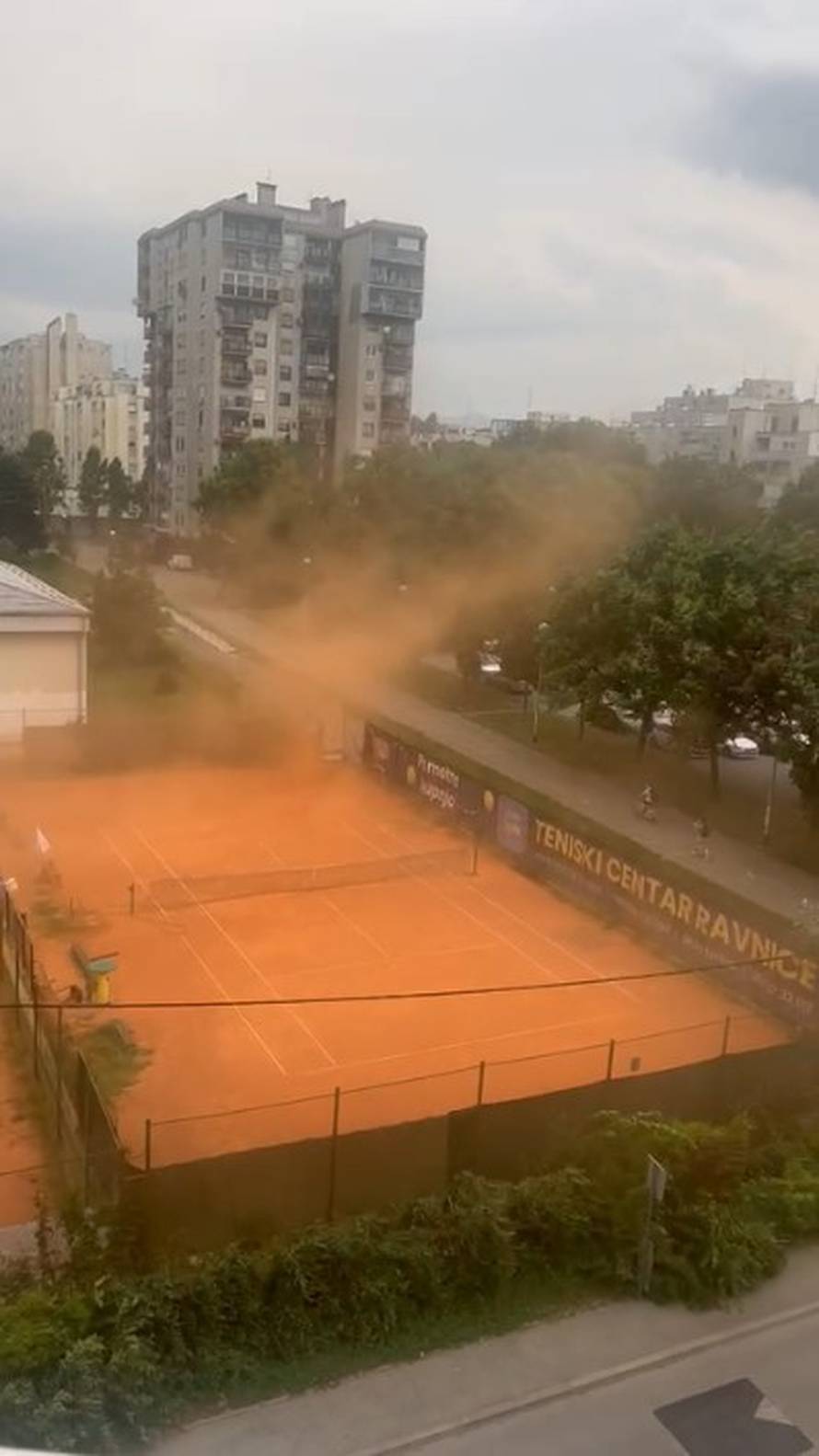 Kaos u Zagrebu: Vjetar srušio drvo na auto! U Maksimirskoj grana pala na žicu pa je zastoj