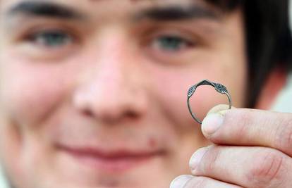 Farmerov sin je iskopao prsten star oko 800 godina