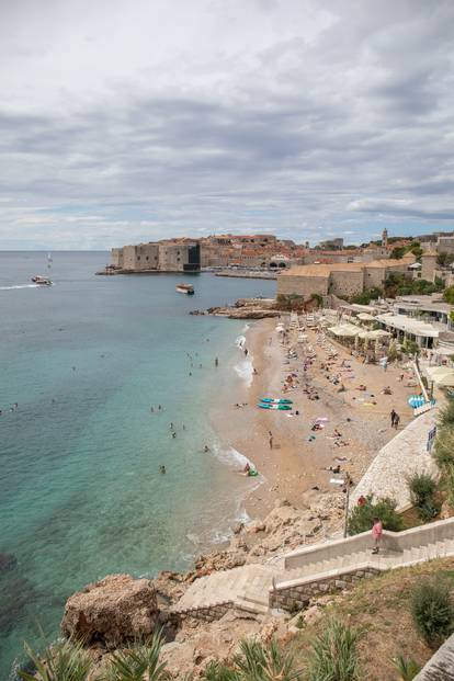 FOTO Zadnji trzaji ljeta: Nakon nevremena u Dubrovniku izašlo sunce, a s njim i brojni turisti