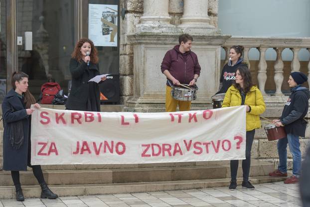 Zadar: Prosvjed "Pošto žensko zdravlje" na Narodnom trgu