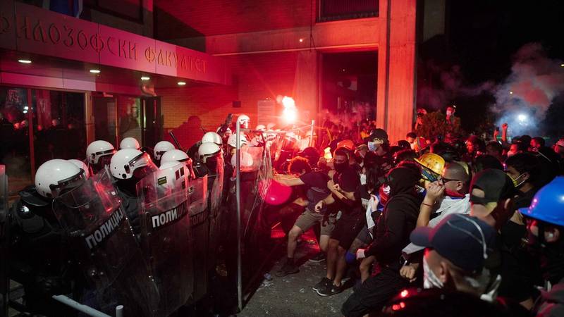 FOTO Ovako su izgledali žestoki sukobi u Novom Sadu. Vučić: 'Nikad neće pobijediti Srbiju'