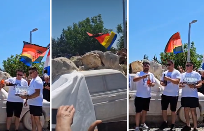 VIDEO Imoćani slavili spomenik Mercedesu, a pažnju su privukle zastave: 'Spoj je duginih boja!'
