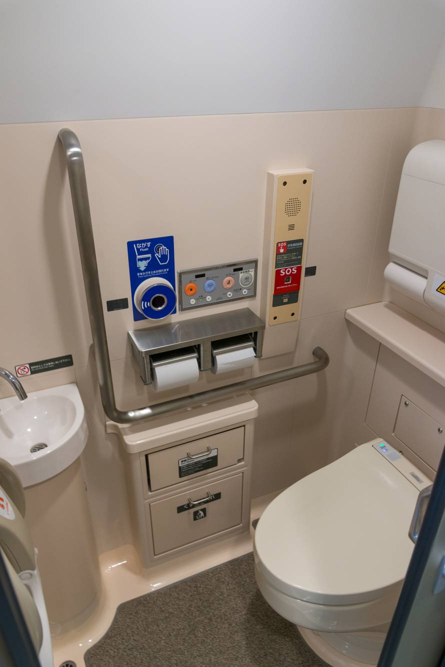 Neke ozbiljno 'čudne' stvari postoje samo u Japanu: Fetiš automati, kafići za maženje...