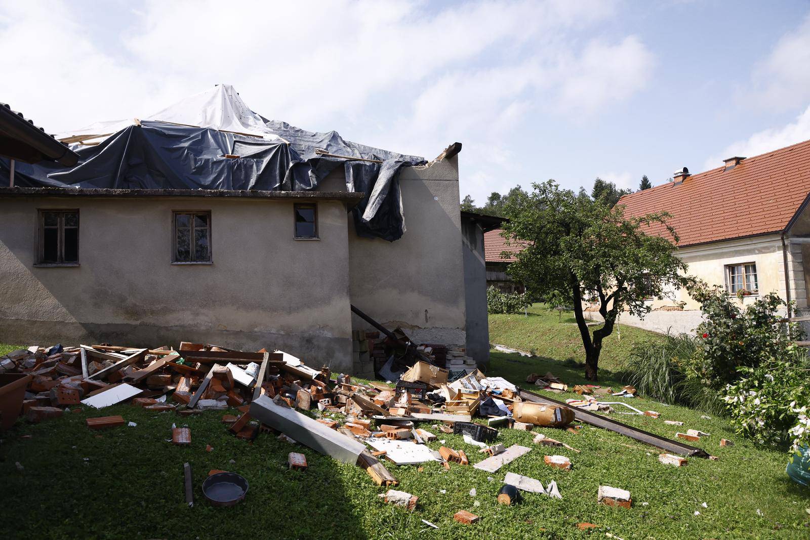 Olujno nevrijeme poharalo mjesto Vojnik u Sloveniji