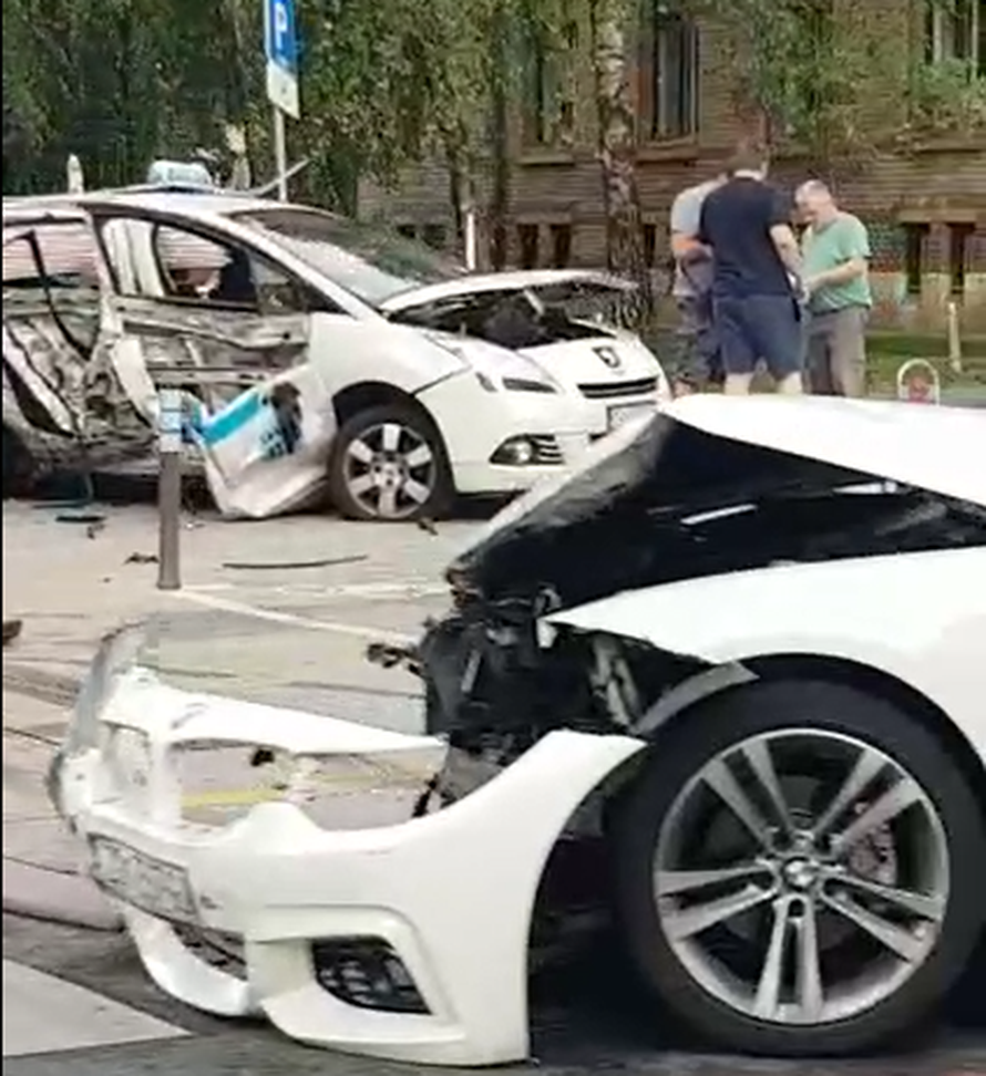 Sudarili se BMW i taksi: 'Jedan od njih je prošao kroz crveno...'