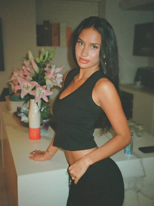 Šuškalo se da joj dečko spava sa zvijezdom platforme za odrasle. Objavom ušutkala sve tračeve