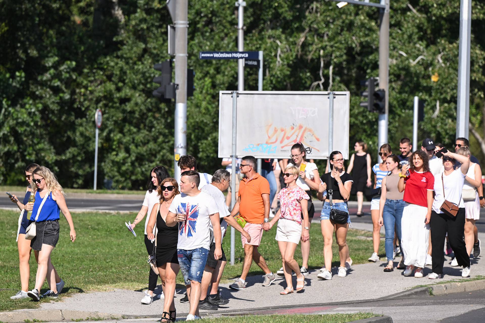 Zagreb: Na Hipodromu se okupljaju fanovi Eda Sheerana gdje će se večeras održati koncert