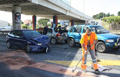 Split: Dvoje ozlijeđenih u lančanom sudaru pet auta