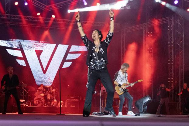 Pula: Parni valjak održao koncert u prepunoj Areni 