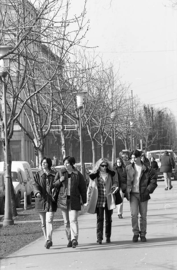 Zagreb: Mladi iskoristili lijep i sunčan dan za šetnju gradskim ulicama