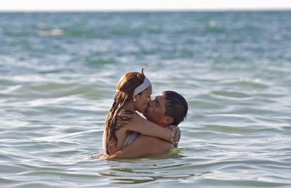 Seksi igre na plaži: Simona i Ante ljube se pred svima