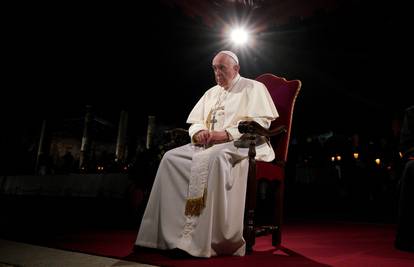 Papa Franjo predvodio je Vazmeno bdjenje uoči Uskrsa