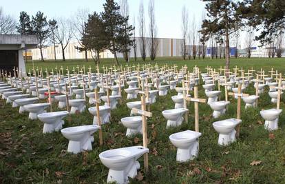 WC školjke simboliziraju izgubljena radna mjesta